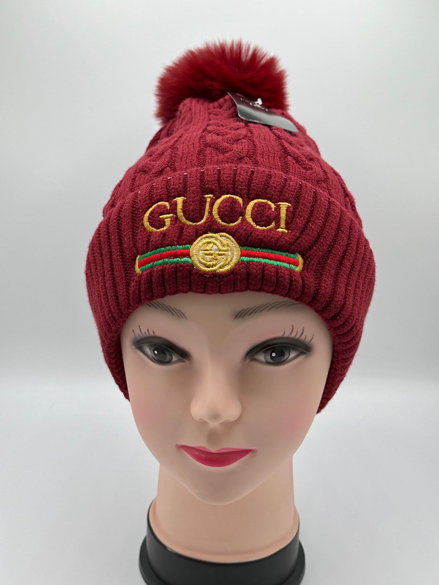 Winter hat with one pom pom with fur inside (Gucci)